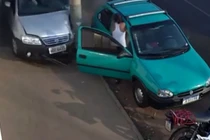 Xe hơi tông thẳng vào cột điện, 2 mẹ con thoát chết khó tin