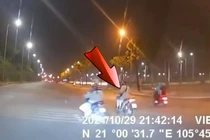 Tài xế xe hơi thiếu quan sát, tong hất văng người đi xe máy