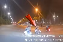 Tài xế xe hơi thiếu quan sát, tong hất văng người đi xe máy