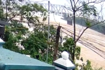 Khoảnh khắc cầu Phong Châu đổ sập xuống dòng nước lũ