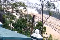 Khoảnh khắc cầu Phong Châu đổ sập xuống dòng nước lũ