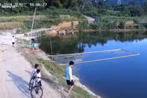 Ngộp thở xem cảnh cứu 3 trẻ nhỏ vùng vẫy dưới hồ nước