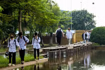 Trường lớp ngập sâu, thầy cô “bắc cầu” cho học sinh vào trường