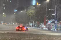 Hà Nội, Thái Nguyên hàng loạt xe hơi “bất tỉnh” giữa dòng nước ngập