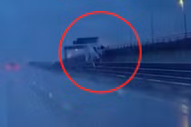 Xe tải đâm xuyên rào chắn, rơi khỏi cầu vượt từ độ cao 9m