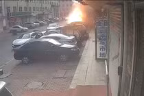 Khoảnh khắc nhà hàng bất ngờ nổ tung do rò rỉ khí gas