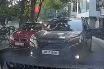 Xe hơi vượt ẩu trên đường hẹp, suýt va chạm với 2 xe khác