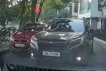 Xe hơi vượt ẩu trên đường hẹp, suýt va chạm với 2 xe khác