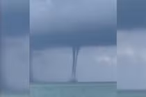 Vòi rồng kép hiếm gặp xuất hiện ngoạn mục tại Florida