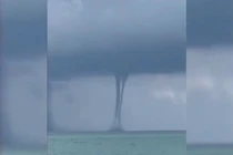 Vòi rồng kép hiếm gặp xuất hiện ngoạn mục tại Florida