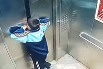 Bị mắc kẹt, bé trai dùng tay không mở cửa thang máy 