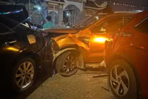 Xe container gây tai nạn liên hoàn khiến 9 ô tô hư hỏng 