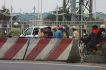 Bộ Công an cấm, CSGT nhiều nơi vẫn lập chốt