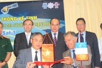 Vệ tinh VNREDSAT-1 chính thức được bàn giao cho Việt Nam