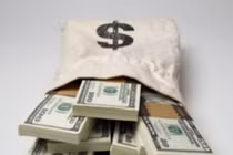 Vừa rời sân bay, Việt kiều bị cướp 100.000 USD