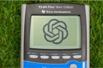 Youtuber hack máy tính bỏ túi, lắp wifi và tích hợp ChatGPT