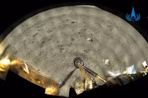 Núi lửa Mặt trăng hoạt động khi khủng long lang thang trên Trái đất