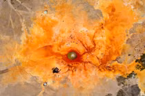 'Mắt quỷ' đẹp rùng rợn giữa sa mạc, không một bóng chim dám lượn gần