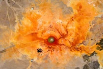 'Mắt quỷ' đẹp rùng rợn giữa sa mạc, không một bóng chim dám lượn gần