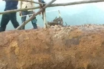 Quả bom khổng lồ dài 1m, giật mình kho báu khủng bên trong