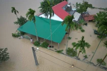 Sông Trà Câu vượt báo động 3, người dân chạy lũ