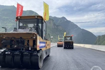 Kinh ngạc công nghệ trải nhựa đường cao tốc bằng robot tự hành