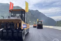 Kinh ngạc công nghệ trải nhựa đường cao tốc bằng robot tự hành