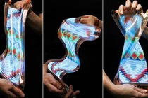 Soi màn hình siêu dẻo có thể xoắn, kéo dãn đầu tiên trên TG