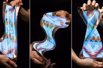 Soi màn hình siêu dẻo có thể xoắn, kéo dãn đầu tiên trên TG