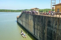 Buồn chuyện học hành, nữ sinh lớp 11 nhảy sông tự tử