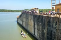 Buồn chuyện học hành, nữ sinh lớp 11 nhảy sông tự tử