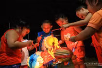 Những đứa trẻ khao khát một lần được phá cỗ trung thu