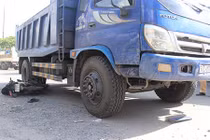 Xe ben cuốn xe máy vào gầm, hai thanh niên nguy kịch