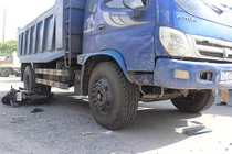 Xe ben cuốn xe máy vào gầm, hai thanh niên nguy kịch