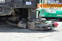 Mẹ chở con va chạm với xe tải, rồi bị xe rác đâm