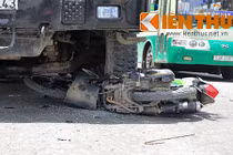 Mẹ chở con va chạm với xe tải, rồi bị xe rác đâm