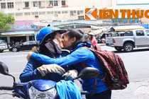 Khoảnh khắc cảm động của phụ huynh và thí sinh trước giờ thi