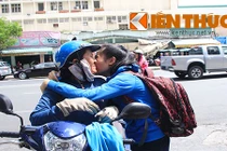 Khoảnh khắc cảm động của phụ huynh và thí sinh trước giờ thi