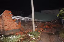 Sập nhà đang xây dựng ở TP HCM, 11 người bị vùi lấp