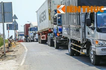 Hàng ngàn phương tiện “chôn chân” trên đường dẫn cảng Cát Lái