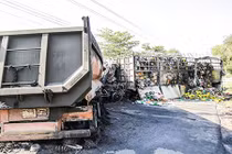 Xe tải bốc cháy sau khi tông xe đầu kéo, hai người tử vong