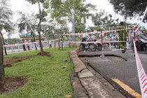 Mặt đường ở TP HCM phát nổ, dân hoảng hốt tháo chạy