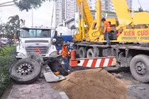 Xe bồn lật giữa đường, giao thông TP HCM ùn tắc nghiêm trọng