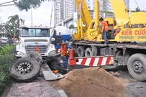 Xe bồn lật giữa đường, giao thông TP HCM ùn tắc nghiêm trọng