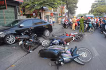 Tài xế ngủ gật, “xế hộp” đâm liên hoàn 6 xe máy