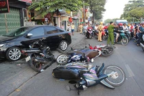 Tài xế ngủ gật, “xế hộp” đâm liên hoàn 6 xe máy