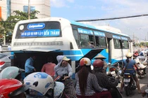 Cháy xe buýt, hàng chục hành khách nháo nhào bỏ chạy