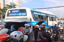 Cháy xe buýt, hàng chục hành khách nháo nhào bỏ chạy