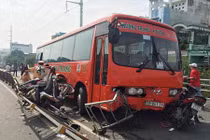 Hiện trường vụ xe khách Phương Trang tông 7 xe máy trên cầu vượt