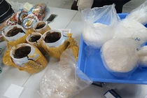 Cụ bà 76 tuổi mang gần 3kg ma tuý lên máy bay